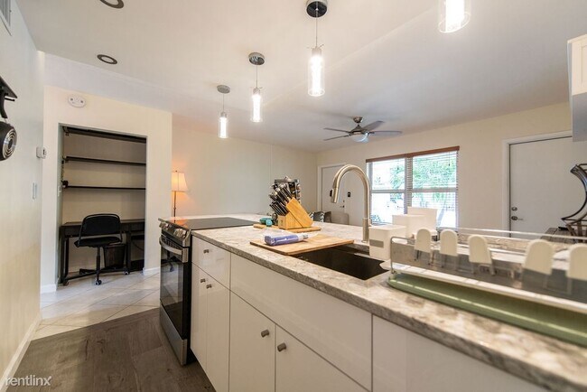Building Photo - 1 br, 1 bath Condo - 1012 SE 15th St Apt 3
