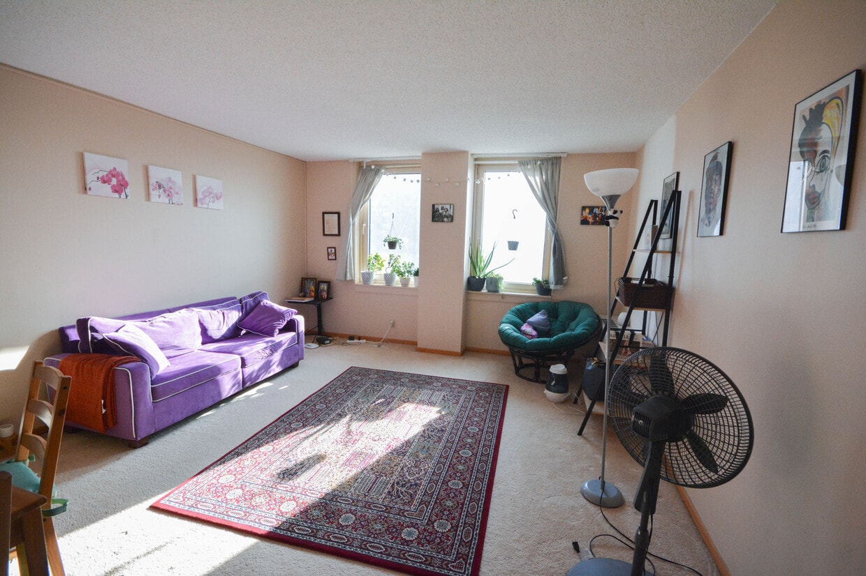 Primary Photo - 220 Broadway Ave S