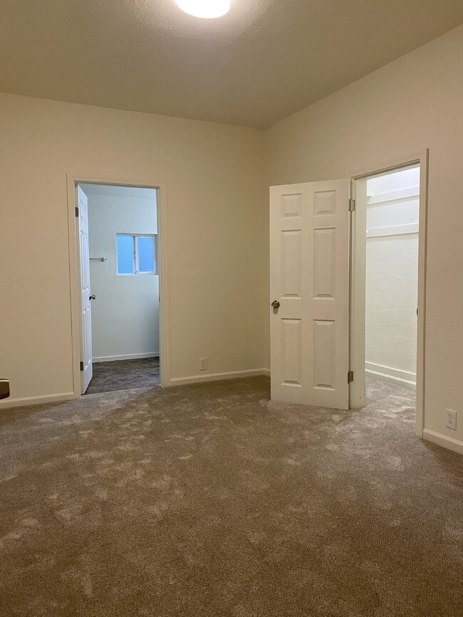 Building Photo - Spacious Upper, 3-Bed, 2-Bath Apartment ne...