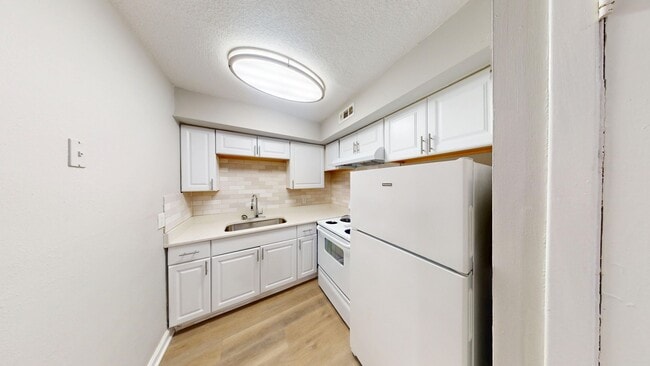 Foto del edificio - Spacious 1Bedroom/ 1Bathroom in Riverside – Washer/Dryer & Water INCLUDED!  ** First Floor **
