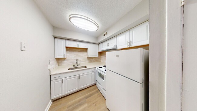 Building Photo - Spacious 1Bedroom/ 1Bathroom in Riverside – Washer/Dryer & Water INCLUDED!  ** First Floor **