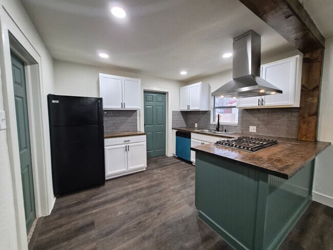 Foto del edificio - This beautifully updated 2-bedroom, 2-bath rental features modern updates throughout.