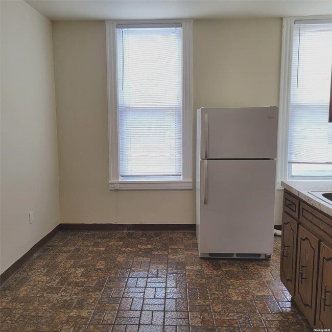 Building Photo - 71-60 68th Pl