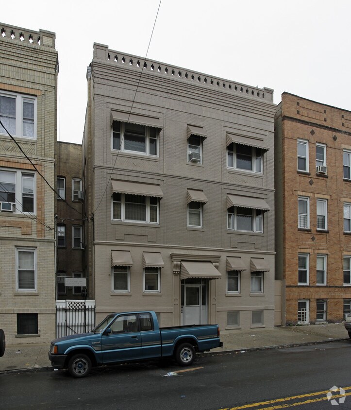 Foto del edificio - 111 Baldwin Ave