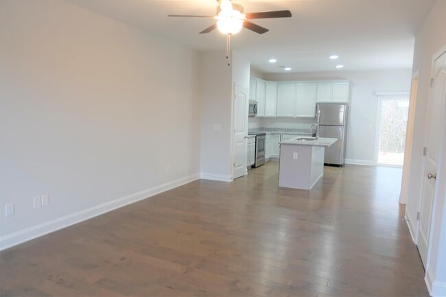 Building Photo - 124 Creekland Wy