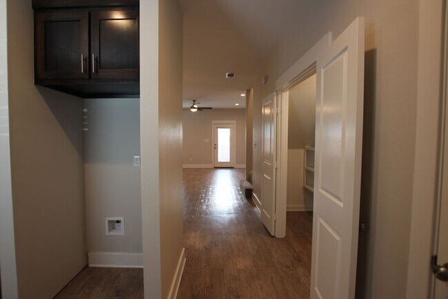 Foto del edificio - Coming Soon! 2 Bedroom 2.5 Bath Townhome a...
