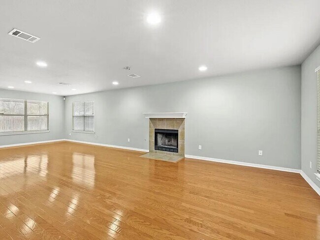 Foto del edificio - 2200 N Shields Dr