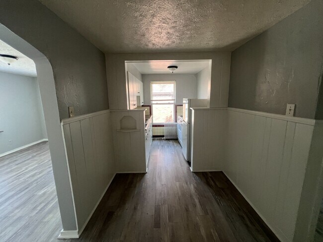 Foto del edificio - Spacious, Newly Updated 1-Bed Near UC & Downtown — Off-Street Parking, Radiant Heat