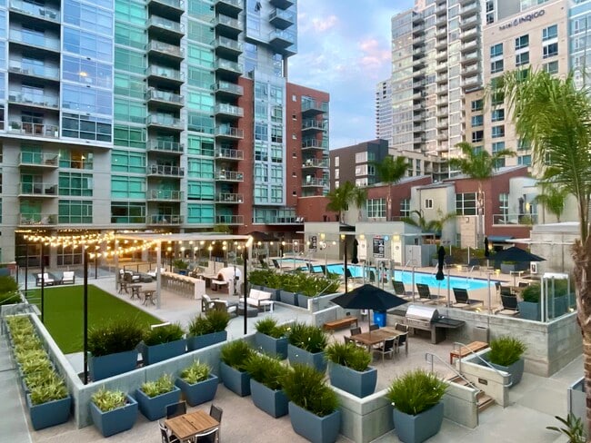 View of the courtyard from your patio - 820 Island Ave