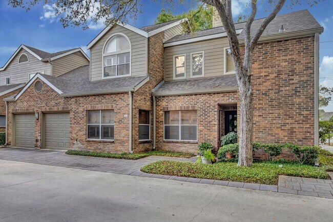 Foto del edificio - LUXURY 3-BEDROOM TOWNHOME IN ALAMO HEIGHTS