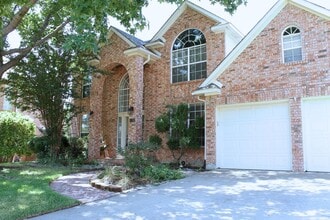 Building Photo - 2719 Hidden Lake Dr