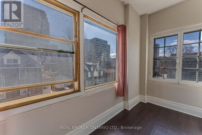 Photo du bâtiment - 142-142 Caroline St S