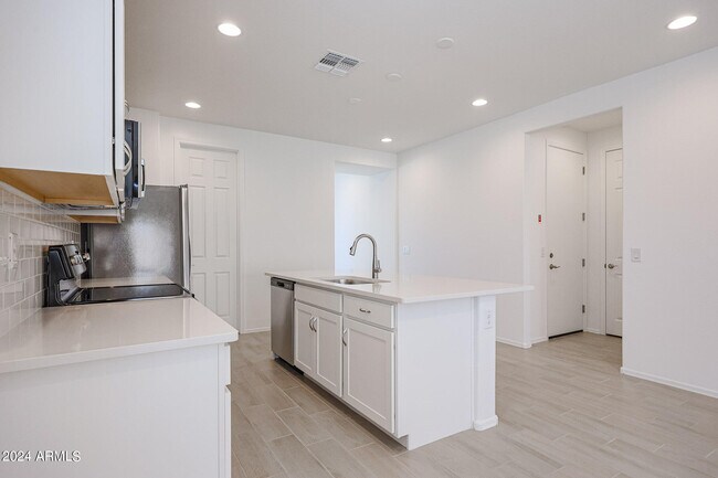 Foto del edificio - 24242 W Watkins St