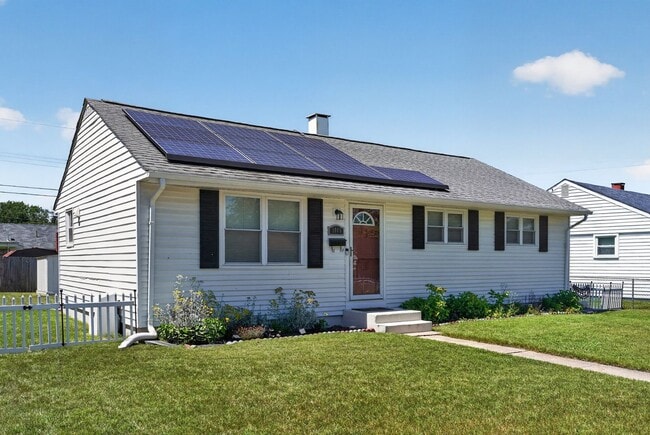 Building Photo - Updated Single-Family Home for Rent in Fairlawn