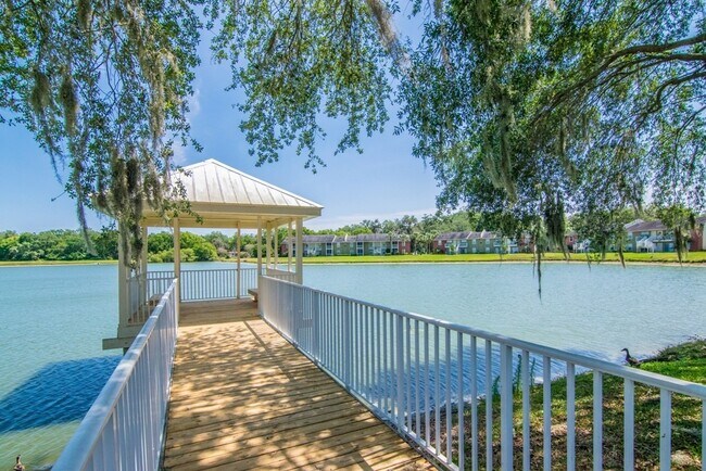 Foto del edificio - Ground Floor 2/2 with Conservation Views for Lease in Brandon, FL