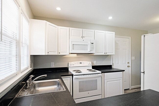 Building Photo - Move-in Ready, Renovated Duplex Just Off Rio Rd & Near Pen Park