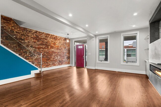 Building Photo - STUNNING and SPACIOUS 3 bedroom, 2.5 bathr...