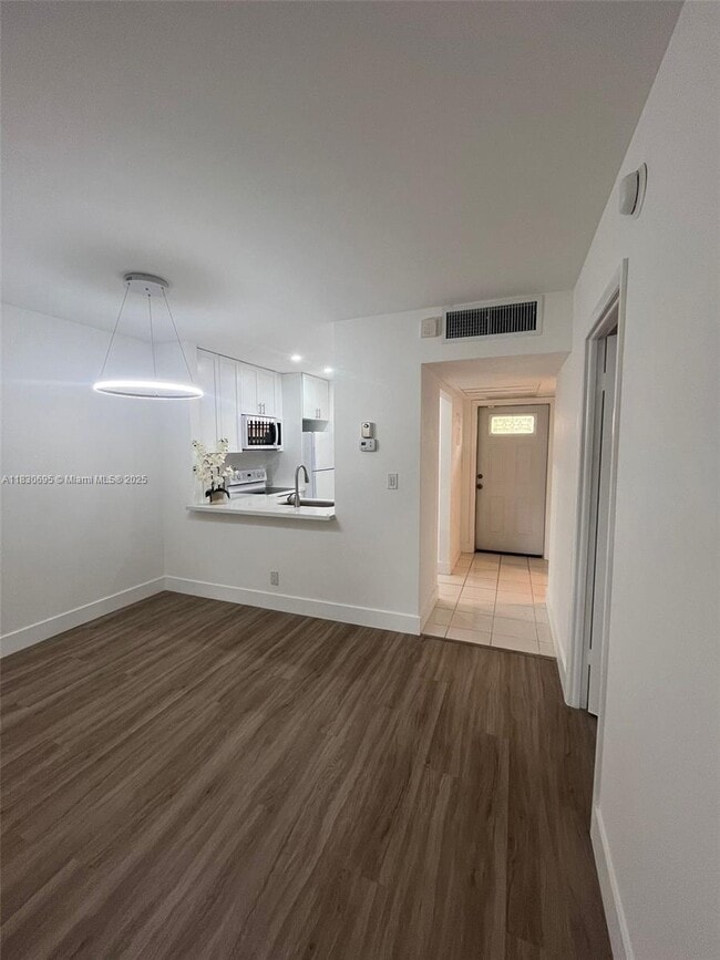 Building Photo - 5111 W Oakland Park Blvd