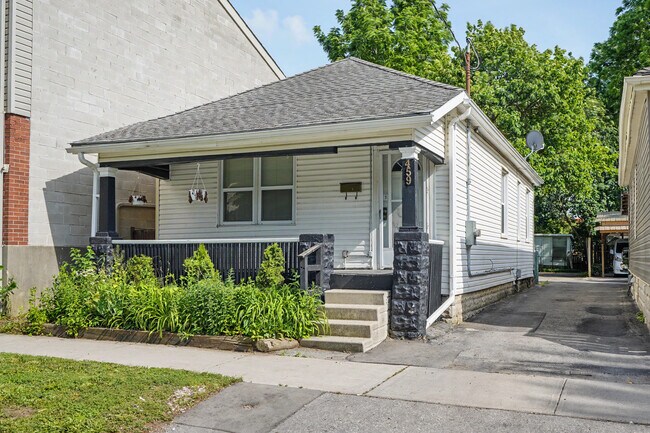Building Photo - Cute 2 bedroom detached in up and coming SOHO – $1,999/Month + Utilities | Available July 1st