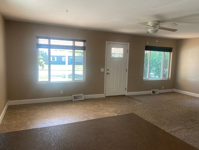 Building Photo - 3 BED | 1 BATH | SINGLE LEVEL HOME | ROBBINSDALE