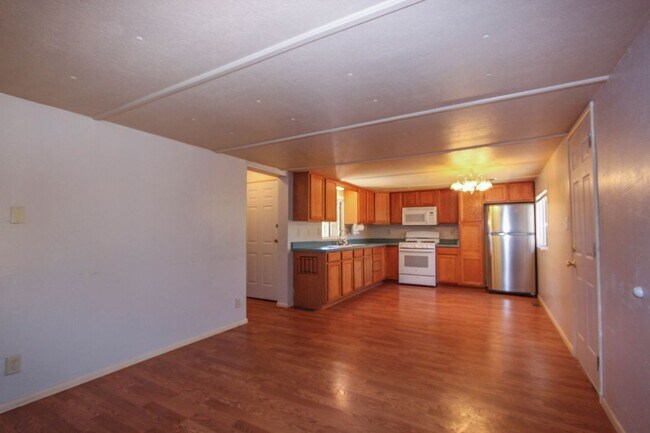 Building Photo - Newly Remodeled