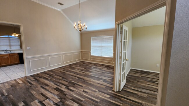 Building Photo - 2011 Wimbledon Dr