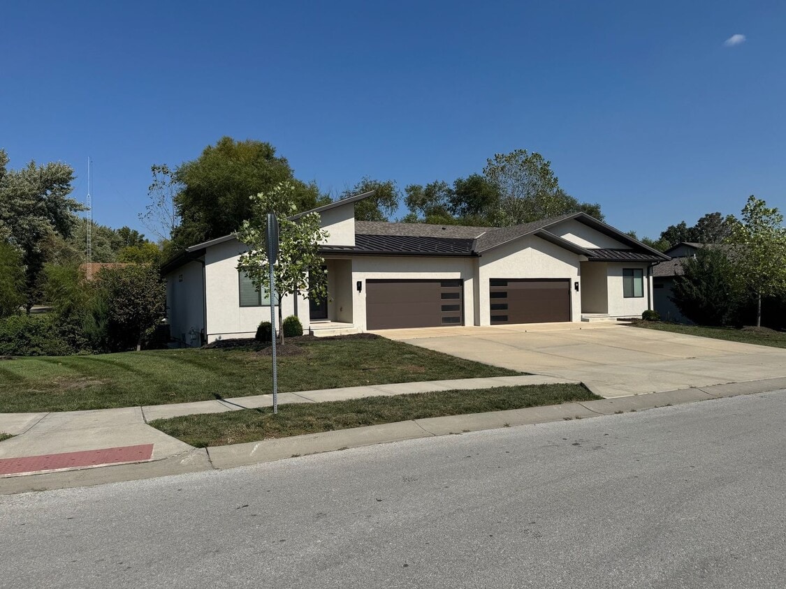 Foto principal - 103 E Pine St