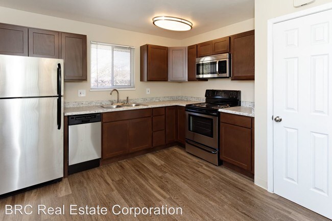Foto del edificio - 3 br, 1 bath Apartment - 1950-1960 Upham St.