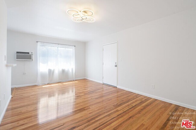 Foto del edificio - 6640 Woodman Ave