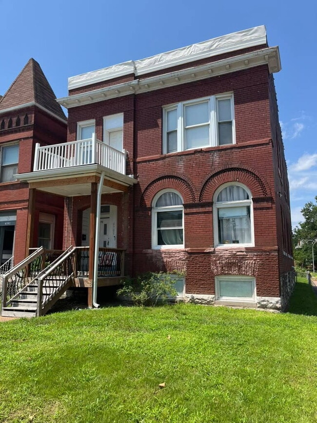 Foto del edificio - "Charming 4-Bed Duplex in St. Louis City 2nd Floor with Granite Countertops & Gleaming Hardwood F...