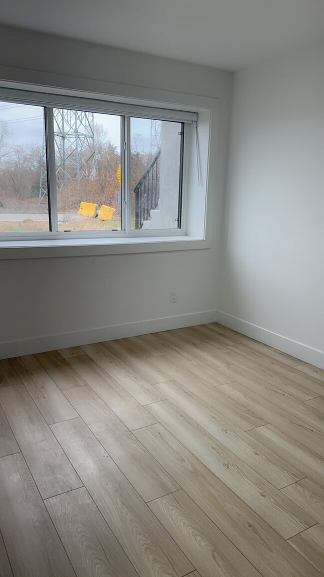 Building Photo - 16679 15A Av