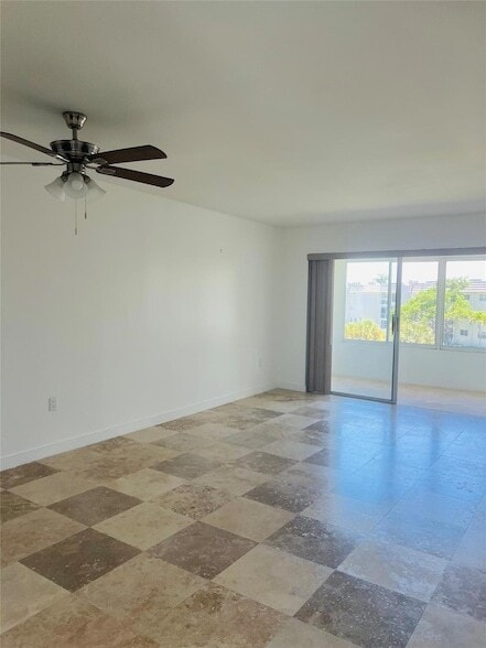 Building Photo - 8220 Sunrise Lakes Blvd