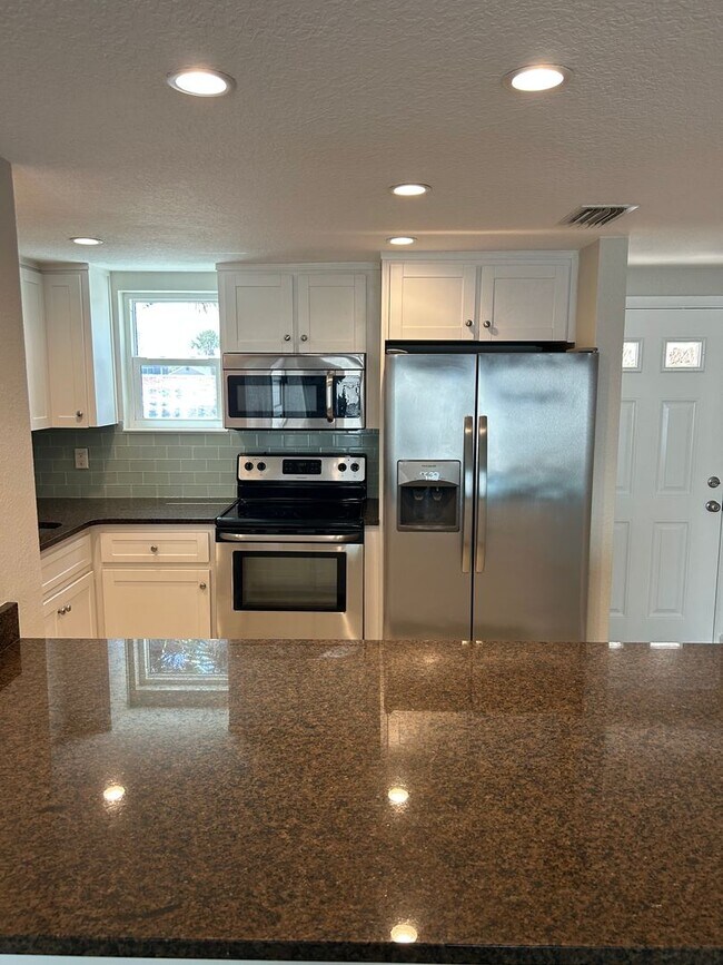 Foto del edificio - Summer Special $500 Off 1st Month's Rent at Remodeled Beachside Townhome