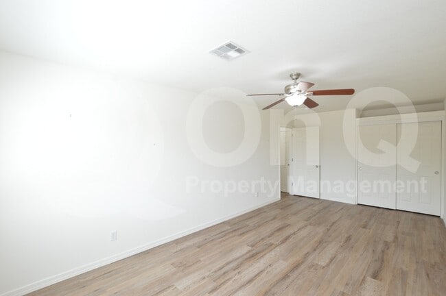 Photo - 3225 E Earll Dr House