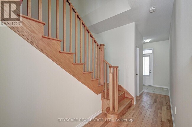 Photo du bâtiment - 15 Amos Ave