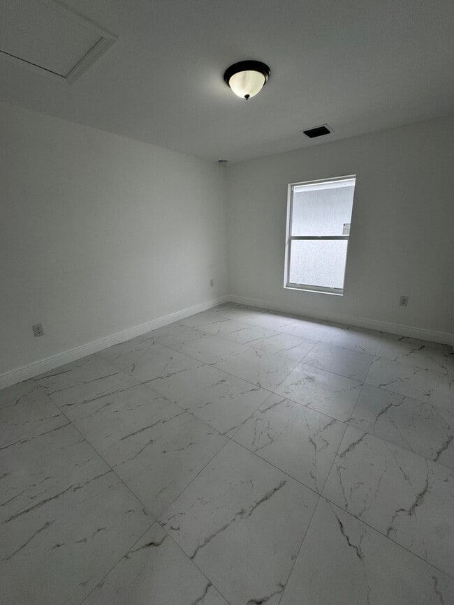 Building Photo - 4702 Weymouth St