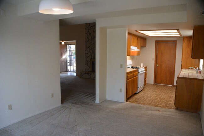 Building Photo - 3 Bedroom 2 bath  apply today!! Coming Soon!