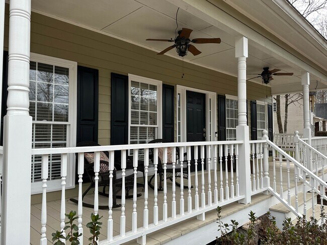 Gran porche delantero - 7675 Paces Ln