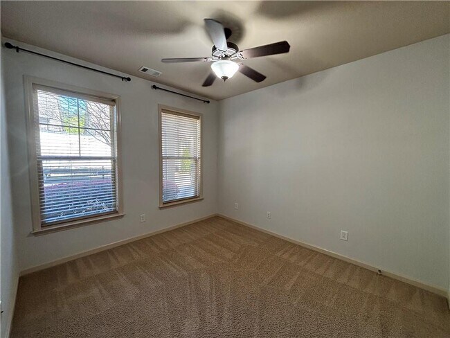 Foto del edificio - 800 Village Field Ct NW