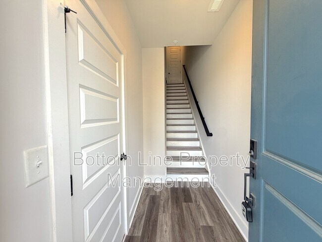 Building Photo - 607 W Tremont Ave