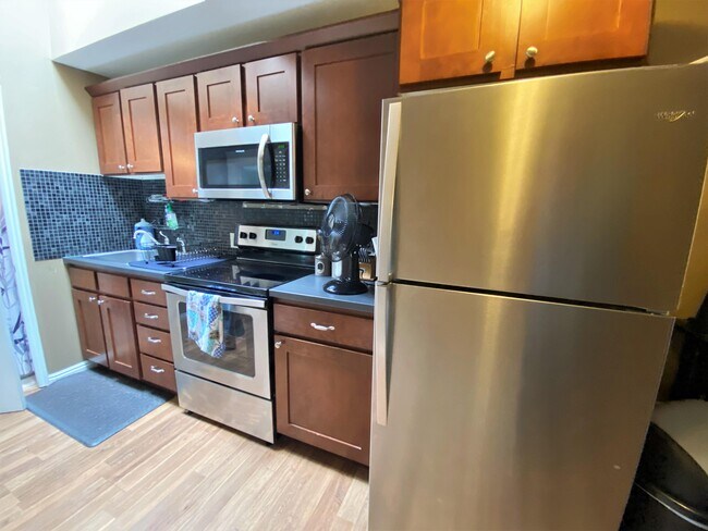 Building Photo - 410 Van Ness Pl S