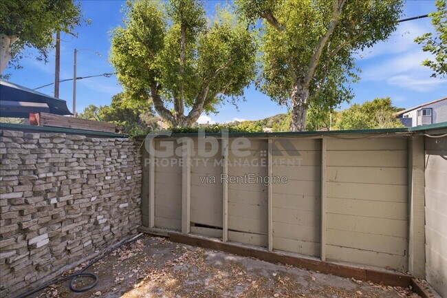 Foto del edificio - 23554 Newhall Ave