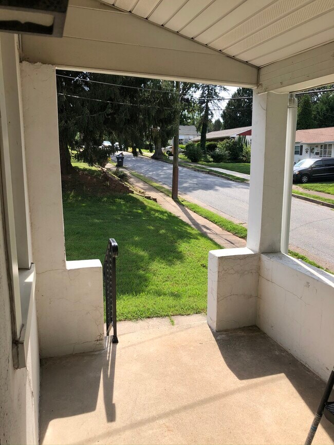 Front Porch - 825 Maple Ave