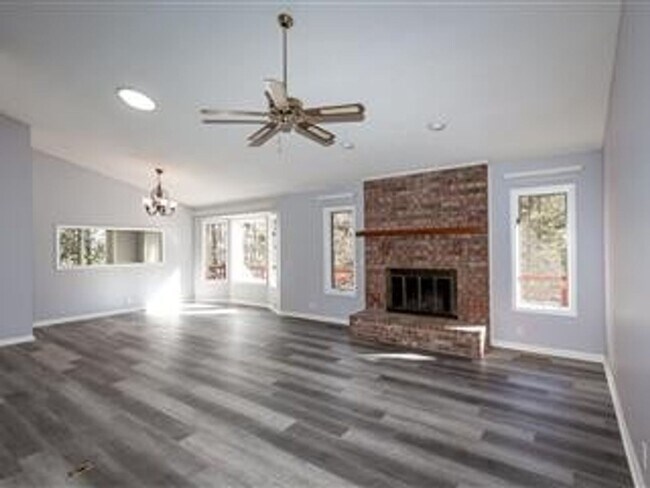 Building Photo - Large 3 Bedroom, 2 Bathroom home on the Ea...
