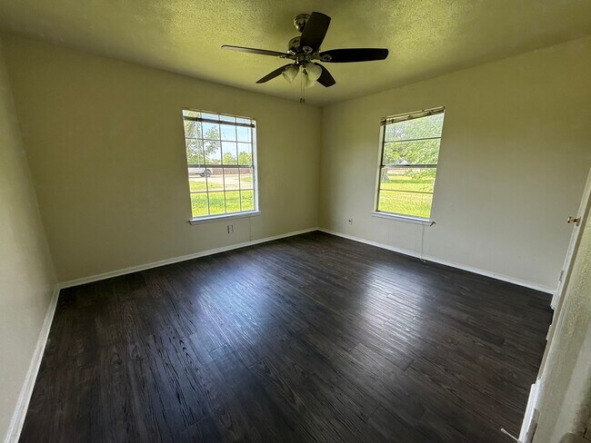 Foto del edificio - 3525 Country Club Rd