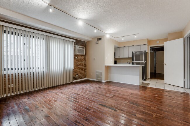 Foto del edificio - 715 W Diversey Pky