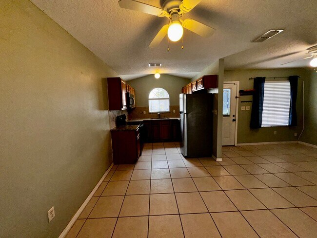 Foto del edificio - 3 Bedroom 2 Bath Magnolia Pointe Townhome with a Fenced backyard!