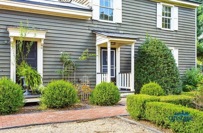 Foto del edificio - UNIQUE RENTAL HOME ON 1 LANDSCAPED ACRE IN...