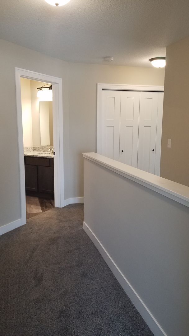 Building Photo - 3 Bedroom 1.5 Bath Townhome