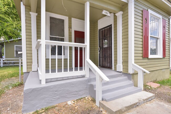 Building Photo - Nice Historic Home Near  Downtown